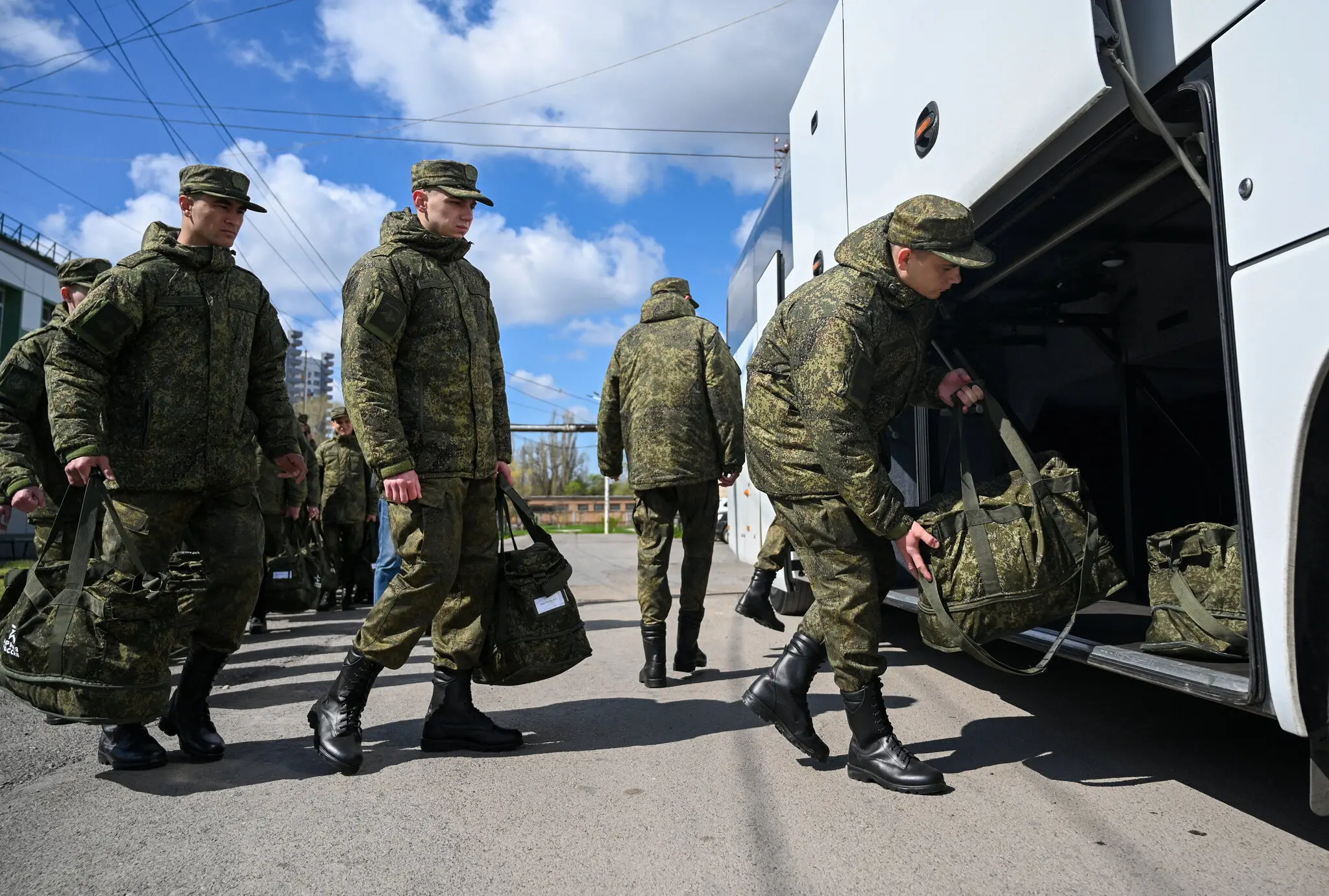 Повідомлення від російських військових: “Ми втратили вашого сина” — безсистемні пошуки зниклих солдатів